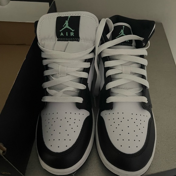 Nike new Jordan’s black white and mint green size 6.5 big kids also size 8 women - Picture 7 of 12